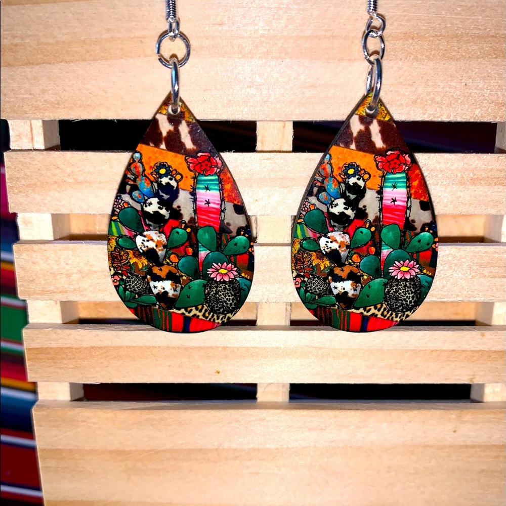 2 pairs of earrings